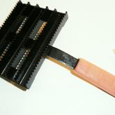 Скребок-щетка металлический СЩМ.1.00.0Размеры: рабочая часть 105мм*80мм., длина с ручкой 200 мм.  Предназначен для эффективного удаления грязи и выпавших волос домашних животных.00