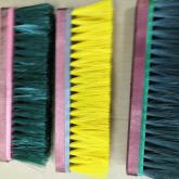 Щетка комбинированная 3-х ряд. (286мм) Размеры: 286х42х86. Чертеж ЩПРВ,3P.54К.Предназначена для подметания пола. Изготовлена из щетины на полиэтиленовой колодке с деревянной  накладкой и деревянным черенком. С резьбой и без резьбы.Ø 24,5х1200 б/черенка. 