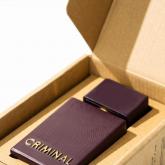 CRIMINAL WOMEN 01 Элегантный парфюм с глубоким цветочно-древесным звучанием. Верхние ноты аромата благоухают свежестью яблока, фрезии и перца. В сердце можно услышать букет цветочных нот, состоящий из жасмина, фиалки, гелиотропа, гибискуса и розы. Шлейф маняще раскрывается нотами сандала, ладана, кедра, замши и лабданума. Парфюм CRIMINAL WOMEN 01 подарит Вам потрясающее чувство свободы и независимости. Тип: Eau de Parfum Страна: Турция Для кого: для женщин Верхние ноты: розмарин,фрезия,яблоко,фиалка,гибиску