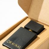 CRIMINAL UNISEX 05 Аромат с экзотическим звучанием, нежным и завораживающим послевкусием. При первом нанесении верх парфюма раскрывается нотами спелого персика, экзотического личи и бергамота с лимонно-апельсиновым оттенком и тонкой травянистой горчинкой. Сердце композиции продолжает звучать фруктово-чайным жасмином, нежным и чувственным пионом, медово-пряной петалией и флер-д-оранжем - апельсиновым цветом. Шлейф аромата окутывает чувственным мускусом, приглушенно-зеленым мхом, отлично фиксирующем структуру
