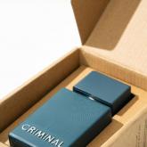 CRIMINAL MEN 03 Приятный свеже-цитрусовый коктейль, оставляющий после себя неповторимый ароматный шлейф. Верх парфюма начинает раскрываться цитрусовыми нотами бергамота и мандарина, немного с кислинкой личи и сладкого лотоса с терпкими оттенками во вкусе. Сердце композиции звучит свежими морскими нотами, сладким и спелым апельсином и бразильским палисандром. Шлейф аромата продолжает благоухать нотами мускуса, амбры, пряными бобами тонка и бензоином, и обладающим смолисто-сливочно-бальзамичными оттенками. 