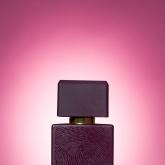 CRIMINAL WOMEN 06 Парфюм для истинных ценителей восточных ароматов. Аромат начинается со звучания ароматного кофе, сладко-горького миндаля, бергамота и свежего лимона. Сердце благородно раскрывается цветочными нотами. Тубероза с медово-пряными аккордами, пурпурная роза, строгий, но в то же время нежный жасмин и апельсиновый цвет (флер-д-оранж), напоминающий жасмин с терпким звучанием. Восхитительный шлейф благоухает нотами какао, ванили, корицы, пачули, мускуса, кедра, бобами тонка, кашемиром и пралине. 