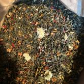 зобилующий вкусовыми нотками десертный купаж, в состав которого входит китайский зеленый чай, кусочки ягод и фруктов, а также кокосовая стружка. Чай обладает потрясающим ароматом ананаса и клубники. Яркое сочетание компонентов обязательно понравится как детям, так и взрослым. С первого глотка напиток покоряет своей загадочностью, а также поднимает настроение, будто сама гейша улыбнулась Вам.