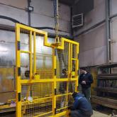 Траверса (ТПИ) ПЦ 3,0т 3210х2250-120 2022 предназначено для подъема и перемещения грузов массой до 3000кг, в том числе для переноса пачек листового стекла. Траверса применяется при технологических операциях по перегрузке стекла с транспортировочной стойки на стойки хранения, модульные склады, стойки подачи или стойки свободного бросания, а также между ними, согласно организации технологического процесса на предприятии, эксплуатирующем Траверсу. Конструкция изделия предусматривает возможность транспортировки