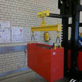 Траверса предназначена для подъема и транспортирования груза весом до 1600кг грузоподъемным механизмом и может быть использована для перемещения аккумуляторных батарей, имеющих строповочные отверстия в стенках корпуса