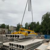 Съемное грузозахватное приспособление Траверса (ТПИ) ЛК 6,0т 4,4м ~ 7,4м (с 2-мя Захватами для плит (ЗПИ) ЗП-3,0т-1200-600), далее СГП предназначено для подъема и перемещения грузов массой до 6000кг с использованием грузоподъемного механизма соответствующей грузоподъемностью и может быть использовано для перемещения плит перекрытия железобетонных многопустотных для зданий и сооружений типа ПБ 1200х220 шириной 1200мм длиной более 5000мм (режим совместной работы). В особых случаях возможно перемещение плит дл