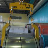 Удобная конструкция захвата для рулонной стали шириной до 1250 мм (в зависимости от исполнения захвата максимальная ширина рулона может быть 1500 мм или 1600 мм). Захват для рулона металла парный с балансиром имеет в составе балансир, служащий пластиной подвески на крюк крана, оснащенный горизонтально расположенными пазами для сопряжения с пальцами верхних такелажных скоб, связанных цепным стропом с захватными лапами, предназначенными для зацепления рулона металла за внутреннее отверстие.