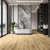 Высокая устойчивость ламината JOSS BEAUMONT к влаге позволяет использовать его в помещениях с повышенной влажностью, таких как кухни и ванные комнаты, коммерческие помещения, гостиницы, отели, где требуются частые влажные уборки.