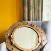 Интерьерное зеркало в деревянной раме