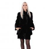 ODIFLER, женская шуба из целых шкур овчины (мутон) с утеплителем или без утеплителя.  Длина изделия по спинке: 70 см. Шуба пошита с учётом свободы движений, размеры соответствуют Российским стандартам. Карманы средней глубины отделаны натуральной кожей (замша, гладкая кожа или кожа с финишным покрытием). Подклада, полностью пришита к подолу шубы. Воротник-стойка полностью выполнен из меха. Утеплитель (синтепон) на полочках и спинке. Застёжка на шубных крючках, на горловине – одна пуговица.