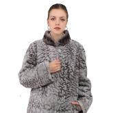 ODIFLER, женская шуба из целых шкур овчины (мутон) с утеплителем или без утеплителя.  Длина изделия по спинке: 70 см. Шуба пошита с учётом свободы движений, размеры соответствуют Российским стандартам. Карманы средней глубины отделаны натуральной кожей (замша, гладкая кожа или кожа с финишным покрытием). Подклада, полностью пришита к подолу шубы. Воротник-стойка полностью выполнен из меха. Утеплитель (синтепон) на полочках и спинке. Застёжка на шубных крючках, на горловине – одна пуговица.