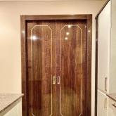 Дверь из шпона эвкалипта с инкрустированной латунью по 12 слоями лака.