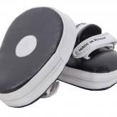 Лапы изогнутые используются для постановки точных и быстрых ударов руками; Изогнутая форма способствует правильной постановки руки при ударе, а так же снижению нагрузки на запястье; Внутри специальная подушечка под ладонь; Фиксация на руке при помощи широкой липучки; Позволяют отрабатывать защитные действия (нырки и уклоны); Изготовлены из качественной экокожи; Помогают максимально приблизить тренировочный бой к реальному. Размер: 21*31*4,5 см.