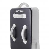 Макивара (подушка ударная) BFS - предназначена для тренировок по различным видам единоборств и является необходимым снарядом при отработке техники одиночных, серийных ударов руками, ногами, коленом.  Собственное производство в России; Привлекательный дизайн; Прямоугольная форма; Незначительный вес; Изготовлена из Натуральной кожи; Повышенная прочность и износостойкость; Многослойная набивка из ударопрочных материалов для максимального гашения ударов; Удобные ручки; 59*39*13 см.