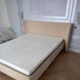 Кровать с мягким изголовьем. Стоимость 76 000 руб.  Кровать 2-спальная, без подъемного механизма  Размеры от 1600х2000.  Технические характеристики кроватей фабрики мебели "Домелия":  Каркас кровати изготавливается из фанеры; Наполнитель: ППУ высокой плотности. Материал обивки: на выбор - мебельная ткань, экокожа, натуральная кожа; Возможно изготовление с подъемным механизмом.