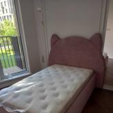 Детская кровать "Киска" Каркас кровати: фанера сосна 12 мм. Наполнитель: ППУ высокой плотности Материал обивки:  мебельная ткань Nebby 633. Ортопедическое основание: латы Механизм подъема: да. Общий размер изголовья: 1700х1750 мм (ДхВ) Общий размер кровати: 1300х2000х400 мм (ШхДхВ) Спальное место: 1200х1900 мм (ШхД) Высота периметра: 400 мм Боковые и торцевая царги 50 мм.