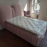 Детская кровать "Бантик" Каркас кровати: фанера сосна 12 мм. Наполнитель: ППУ высокой плотности Материал обивки:  мебельная ткань Nebby 325. Ортопедическое основание: латы Механизм подъема: да. Общий размер кровати: 1300х2000х400 мм (ШхДХВ) Общий размер изголовья: 1700х1300 мм(ДхВ) Спальное место: 1200х1900 мм (ШхД) Высота периметра: 400 мм Декоративный элемент: складки по периметру кровати. Толщина изголовья – банта 15 см.