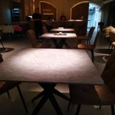 Столы в одном из ресторанов Москвы на ул. Покровка