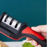 Когда наступает время приготовления пищи, каждый повар хочет быть уверенным в своих инструментах и оборудовании. Искусство кулинарии требует точности, мастерства и, конечно же, острого ножа. Ведь правильно заточенное лезвие может стать верным спутником в создании вкусных блюд. Представляем вам набор для кухни - точилка для ножей. Этот невероятно удобный инструмент станет вашим надежным помощником при заточке и поддержании остроты лезвия. Благодаря компактному размеру и сбалансированной форме, эта точилка бу