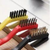 "* Нейлоновая щетка. На пластиковых, стеклянных, керамических и полированных поверхностях важна деликатность. Нейлоновая щетка - это то, что нужно. Она не оставляет царапин.  *Медная щетка. Налет, нагар на стальных и чугунных решетках плиты, барбекю, гриля всегда очистится этой медной щетиной. Решеточки будут выглядеть, как новенькие.  *Металлическая щетка. С помощью неё вы легко очистите поверхность конфорок Вашей газовой плиты. Готовить на такой плите всегда приятно. Щетка очистит и вытяжку."