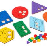 Мозаика «Фигуры» – это занимательная и развивающая игра для вашего ребенка по методике Монтессори. В коробочке хранятся пять деревянных геометрических фигур-сортера 5 цветов, в которые можно вставлять соответствующие фигуры определенного цвета. Сортируйте мини-фигурки по цветам и вкладывайте в фигуры соответствующего цвета и формы. В комплекте идет коробка для хранения.