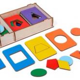 16 досочек основных форм и цветов помогут изучить геометрические фигуры, разовьют глазомер и координацию движений рук. Яркие цвета радуги, а также разнообразие форм и цвета способствуют развитию:- Зрительного восприятия;- Моторики;- Пространственного и логического мышления;- А также ознакомит с основными формами.