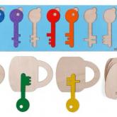 Сортер для изучения форм, цвета, размера. Рамка вкладыш поможет в развитие мелкой моторики, ловкости, усидчивости. Вместе с игрушкой изучаем цвета, формы, размер. Расположите рамку вкладыш перед ребенком, перемешайте деревянные ключики и попросите ребенка подобрать своё место для каждого ключика. Настольная игра поможет ребёнку изучить различные формы и цвета. Рассмотрите все ключики и замочки, посчитайте их и назовите цвета. Пусть ребёнок попробует сделать это самостоятельно. Подберите подходящий ключ для 