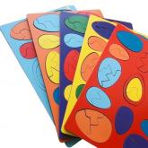 Развивающая игра - головоломка.В комплекте планшет с рамками-вкладышами овальной формы (13 шт.), окрашенными в цвета радуги и различным образом поделенными на части.Игра знакомит ребенка с основными цветами, с понятиями "часть" и "целое", "большой" и "маленький"