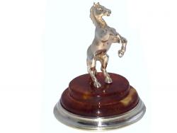 Конь на янтарном постаменте