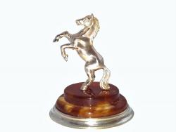 Конь на янтарном постаменте