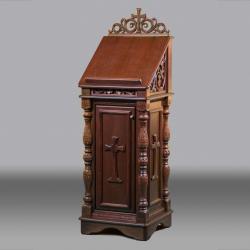 закрытый с полочками и дверцей