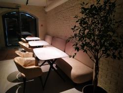 Округлый прямоугольный стол идеально подходит для домашнего интерьера. Стол рассчитан до шести человек. Качество материала столешницы говорит само за себя, ведь от этого зависит, как долго прослужит стол. Высокая прочность, стойкость к истиранию, загрязнению и влаге – это отличительные свойства керамогранита. Матовая гладкая непористая поверхность не впитывает запахи, устойчива к высоким температурам. Толщина столешницы составляет 10 мм, что является оптимальным для использования в быту. Легкое и долговечно