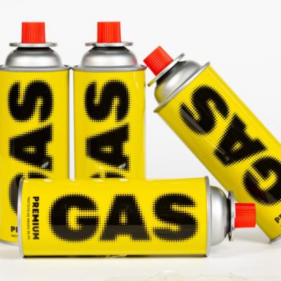 Состав газа включает бутан, пропан и изобутан, что обеспечивает эффективное и стабильное горение. Объем баллона 520 мл. (220 гр.) позволяет продолжительно пользоваться горелкой в течение 2-4 часов. В коробке 28 шт.