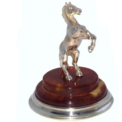 Конь на янтарном постаменте