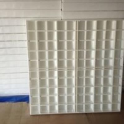 Стеновые детали служат как основные конструктивные части для производства крупномасштабных резервуаров и обшивок. Стеновые детали оснащены склоном для сварки.  Размеры: 1000 x 1000 x 80 мм (МОД 20, ВАРИО — в середине с возможностюрезки на 2 одинаковые части, КВАТРО — с возможностю резки на 4 одинаковые части).  Цвета: Белый (иные цвета по согласованию).  Добавки: При желании заказчика возможен ввод добавок обеспечивающих стойкость листа к УФ излучению.