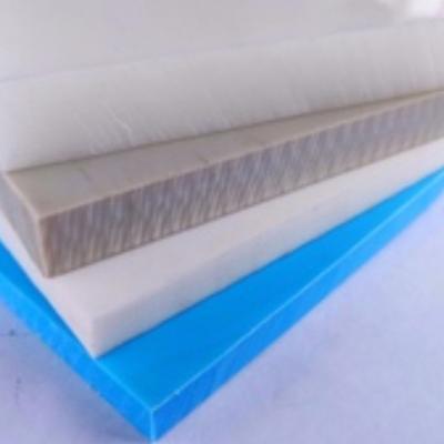 Гомогенный полипропиленовый лист  Листы изготавливаются из блок-сополимера полипропилена, который гарантирует высокие физическо - механические свойства при сохранении ударной прочности.  Размеры: Изготавливается в толщине от 3 до 19 мм, шириной до 2000 мм, длинной до 4500 мм  Цвета: натуральный, серый (RAL 7032), синий, голубой, зелёный (RAL 6005), светло-зелёный (RAL 6002), белый (иные цвета по согласованию)  Добавки: При желании заказчика возможен ввод добавок обеспечивающих стойкость листа к УФ излучению